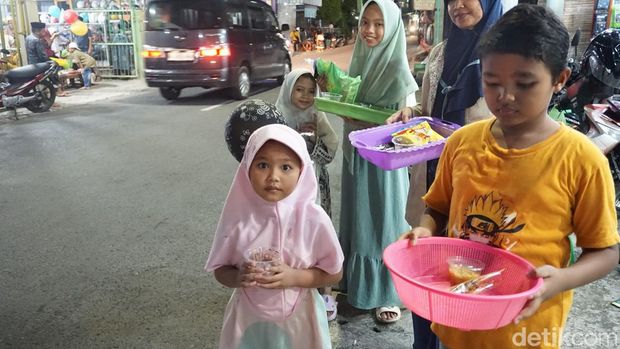 Tradisi Weh Buweh di Kampung Sampangan Demak. Tradisi ini digelar setiap malam 21 Ramadan. Foto diambil Minggu (31/3/2024).