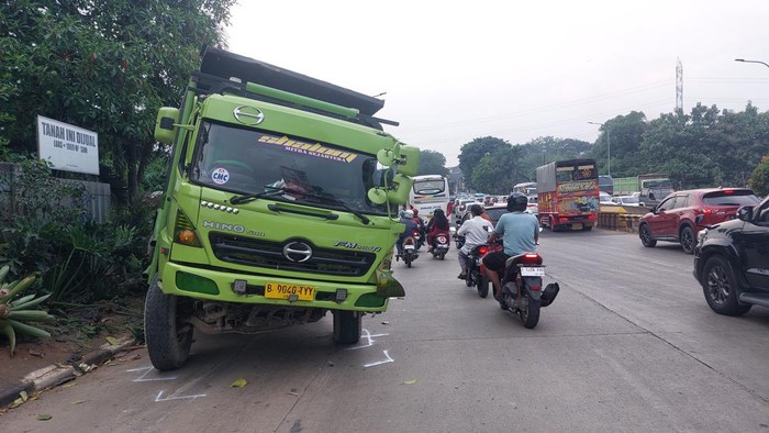 Truk bermuatan batu tak kuat nanjak dan mundur lalu tabrak lima mobil di Transyogi, Bogor.