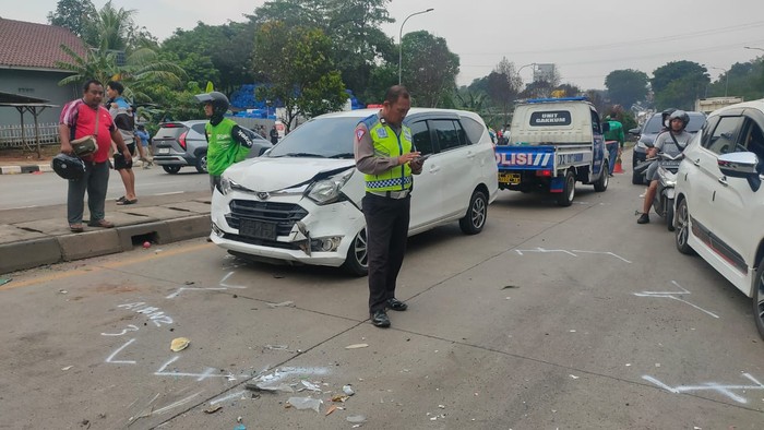 Truk bermuatan batu tak kuat nanjak dan mundur lalu tabrak lima mobil di Transyogi, Bogor.