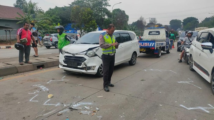 Truk bermuatan batu tak kuat nanjak dan mundur lalu tabrak lima mobil di Transyogi, Bogor.