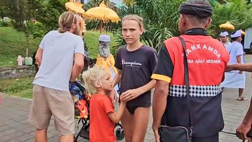 Sekelompok turis Rusia masuk area Pura Agung Besakih tanpa menggunakan kamben, pada Sabtu (30/3/2024). Bahkan, salah satunya hanya pakai celana dalam.