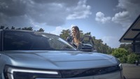 Dia menjadi wanita pertama yang keliling dunia pakai mobil listrik. Foto: Dok. Ford