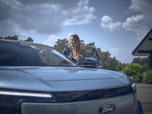 Ini Dia Wanita Pertama yang Sukses Keliling Dunia Pakai Mobil Listrik