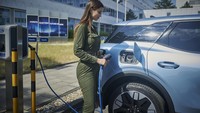 Di enam bulan perjalanan yang ditempuh Alford, ia harus mengisi daya mobilnya dengan cara alternatif mulai dari pengisian daya cepat DC, stop kontak rumah tangga, panel surya, hingga baterai portabel. Foto: Dok. Ford