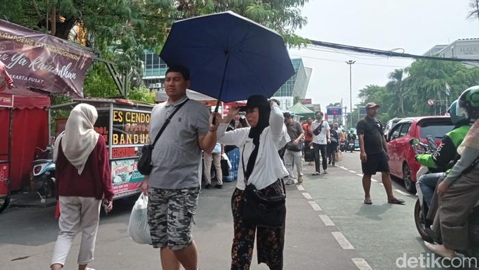Warga berburu baju baru di pusat perbelanjaan di Thamrin (Taufiq).