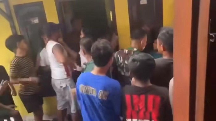Warga tampak menunggu dua maling di Jodipan Malang