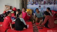 Sejumlah warga terlihat masih bertahan di lokasi pengungsian di rumah kepala desa di desa Ciangsana, Gunung Putri, Kabupaten Bogor, Minggu (31/3/2024).