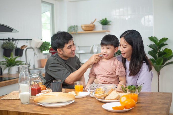 9 Kesalahan Orang Tua yang Rentan Membuat Anak Introvert, Termasuk Kasih Julukan Pemalu
