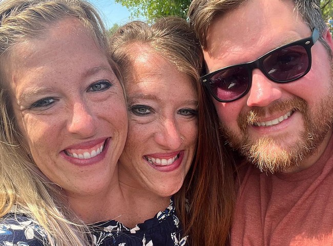 Josh Bowling, suami Abby, merupakan seorang perawat dan mantan tentara. Hubungan Abby dengan Josh, tidak terungkap ke publik karena si kembar memilih menjaga kehidupan pribadi mereka setelah viral usai tampil di acara TLC semasa mereka kecil dan remaja. Foto: Dok. TikTok/Facebook Abby Brittany Hensel