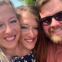 Josh Bowling, suami Abby, merupakan seorang perawat dan mantan tentara. Hubungan Abby dengan Josh, tidak terungkap ke publik karena si kembar memilih menjaga kehidupan pribadi mereka setelah viral usai tampil di acara TLC semasa mereka kecil dan remaja. Foto: Dok. TikTok/Facebook Abby Brittany Hensel