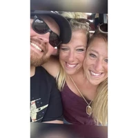 Dalam unggahan di media sosial, Josh Bowling menampilkan kebersamaannya dengan Abby dan Brittany Hensel setelah mereka menikah. Ketiganya tampak melakukan pendakian alam, makan es krim dan bermain salju. Foto: Dok. TikTok/Facebook Abby Brittany Hensel