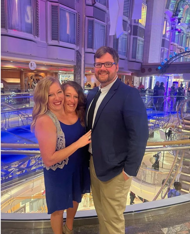 Abby Hensel menikah dengan seorang veteran Angkatan Darat AS bernama Josh Bowling dalam sebuah upacara pernikahan pada 2021. Pernikahan tersebut baru terungkap berdasarkan catatan publik yang diperoleh oleh Today. Foto: Dok. TikTok/Facebook Abby Brittany Hensel