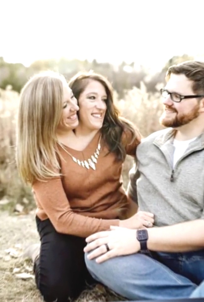 Kedua wanita 34 tahun itu menyatu di bagian tubuh bagian atas, dengan masing-masing mengendalikan satu sisi tubuh mereka. Dari pinggang ke bawah, semua organ mereka, termasuk usus, kandung kemih, dan organ reproduksi, menjadi satu. Foto: Dok. TikTok/Facebook Abby Brittany Hensel