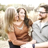 Kedua wanita 34 tahun itu menyatu di bagian tubuh bagian atas, dengan masing-masing mengendalikan satu sisi tubuh mereka. Dari pinggang ke bawah, semua organ mereka, termasuk usus, kandung kemih, dan organ reproduksi, menjadi satu. Foto: Dok. TikTok/Facebook Abby Brittany Hensel