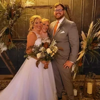 Unggahan di media sosial juga memperlihatkan momen pernikahan Abby Hensel dan Josh Bowling. Tampak dalam foto Abby dan Brittany mengenakan gaun pengantin putih, berdiri berdampingan dan bergandengan tangan dengan Josh, yang mengenakan setelan abu-abu. Foto: Dok. TikTok/Facebook Abby Brittany Hensel