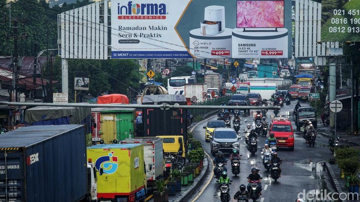 Arus lalu lintas di depan Stasiun Kranji, Bekasi, macet, Senin (1/4/2024) sore. Kemacetan terjadi karena adanya penyempitan jalan akibat proyek SPAM Regional Jatiluhur 1.