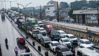 Arus lalu lintas dari Jakarta menuju Bekasi mengular panjang.