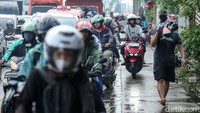 Beberapa pengendara motor nekat menerobos trotoar untuk menghindari macet.