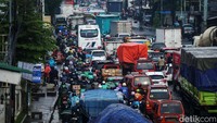 macet membuat pengendara hanya bisa melajukan kendaraan secara perlahan.