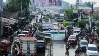 Arus lalu lintas macet karena adanya proyek SPAM Regional Jatiluhur 1 di depan Stasiun Kranji, Bekasi.
