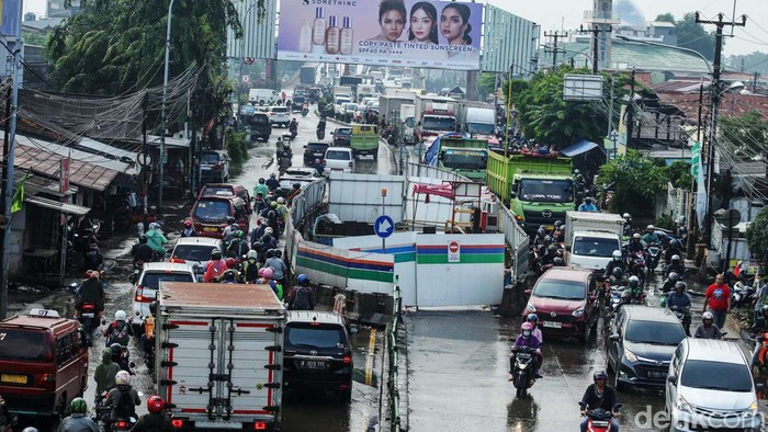 Ada Proyek SPAM, Depan Stasiun Kranji Macet Arus lalu lintas di depan Stasiun Kranji, Bekasi, macet, Senin (1/4/2024) sore. Kemacetan terjadi karena adanya penyempitan jalan akibat proyek SPAM Regional Jatiluhur 1.