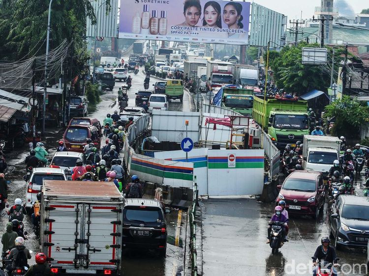 Ada Proyek SPAM, Depan Stasiun Kranji Macet
