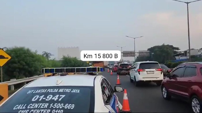 Kemacetan Lalu Lintas di Tol JORR Arah Joglo Imbas Kendaraan Truk Mogok
