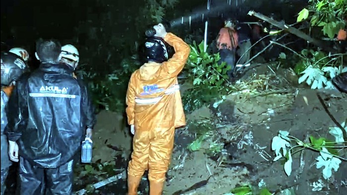 Akses jalan nasional Sukabumi - Bogor masih tertimbun longsor, alat berat masih dalam perjalanan. Akses jalan nasional Sukabumi - Bogor masih tertimbun longsor, alat berat masih dalam perjalanan.