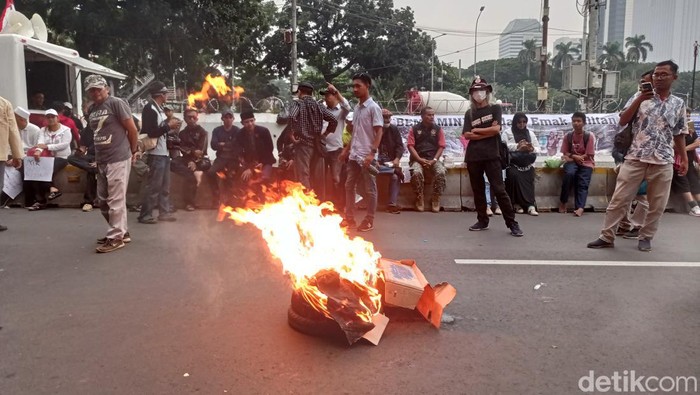Aksi unjuk rasa masih berlangsung di Patung Kuda, Jakarta Pusat. Demonstrasi protes Pemilu 2024 itu diwarnai aksi membakar ban. (Taufiq/detikcom)