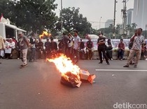 Massa Demo di Patung Kuda Bakar Ban