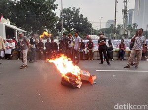 Massa Demo di Patung Kuda Bakar Ban