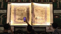 Al-Quran kuno tersebut memiliki berat 25 kilogram dengan panjang 110 centimeter dan lebar 180 centimeter (dalam kondisi terbuka) dan ditulis dengan tangan.