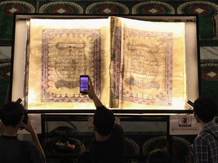 Melihat Lebih Dekat Al-Quran Kuno di Surabaya