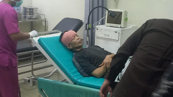 Alimen, buruh pikul korban pembacokan di Palembang, saat dirawat di rumah sakit.