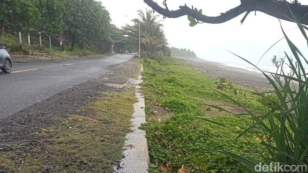 Ancaman abrasi di Pantai Selatan Pangandaran.