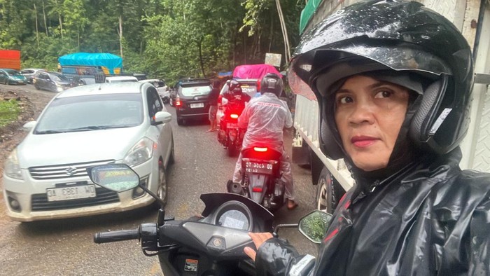 Anggota DPRD Bone Suharni terjebak macet di Kappang.