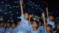 Donasi tersebut terdiri dari perlengkapan sekolah, kaos, dan alat tulis. Selain itu, SoKlin Softergent juga menyerahkan bantuan produk kebersihan Ramadan kepada kelompok dan komunitas yang berpartisipasi, termasuk untuk anak-anak di Rumah Belajar Pelangi Nusantara dan Komunitas Pejuang Mimpi di Malang.   