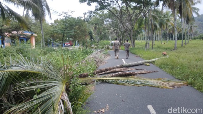 Warga memblokade akses jalan masuk kantor Satpol PP dan Pemadam Kebakaran (Damkar) Kabupaten Bone Bolango, Gorontalo.
