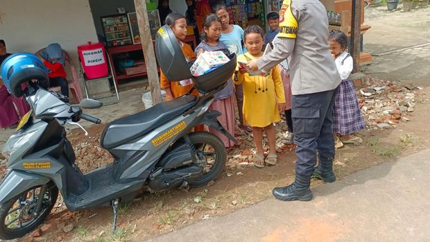 Brigadir Indah Puspitasari membawa buku ke anak-anak