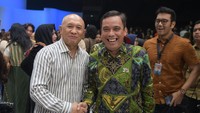 Direktur Utama BTN Nixon LP Napitupulu berbincang dengan Menteri Koperasi & Usaha Kecil dan Menengah (UKM) Teten Masduki saat gelaran Malam Penutupan Indonesia Fashion Week (IFW) 2024 di Jakarta.