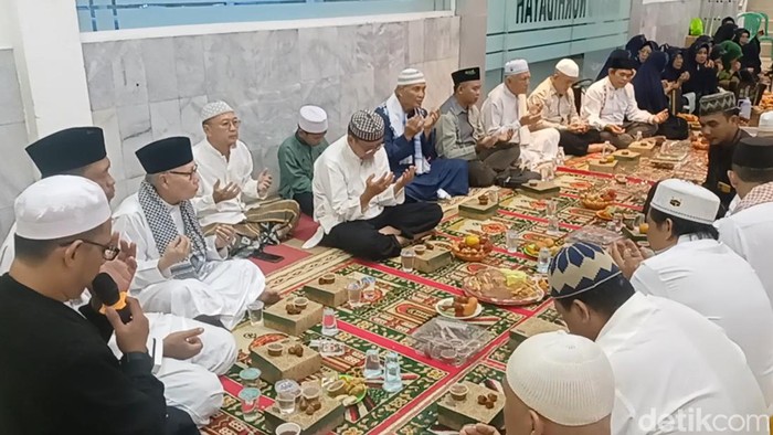 Buka puasa di Masjid Besar Nurhidayah Palembang.