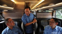 Komisaris Utama PT Blue Bird Tbk Bayu Priawan Djokosoetono meninjau fasilitas bus Cititrans. 