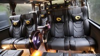 Bus ini memiliki ruang interior luas dan tinggi, fitur melimpah, serta sistem keamanan canggih.