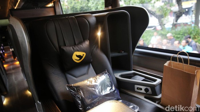 Bus Cititrans Ramaikan Trayek Jakarta-Malang Komisaris Utama PT Blue Bird Tbk, Bayu Priawan Djokosoetono dan Board of Advisor PT Blue Bird Tbk Purnomo Prawiro melakukan prosesi pemecahan kendi dalam acara peluncuran Cititrans Busline di Jakarta (01/04) bersama dengan Direktur Utama PT Blue Bird Tbk Adrianto Djokosoetono dan Direktur Utama Cititrans Andrew Arristianto. Cititrans Busline menggunakan Jetbus 5 Super High Deck yang memiliki ruang interior luas dan tinggi, fitur melimpah, dan sistem keamanan canggih, serta menawarkan dua pilihan kelas, yaitu Suites dan Super Executive dimana konsumen akan merasakan sensasi eksklusif layaknya naik pesawat. Cititrans Busline akan melayani rute perjalanan dari dan menuju Jakarta, Bandung, serta Malang.