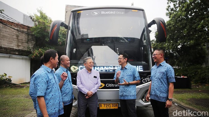 Bus Cititrans Ramaikan Trayek Jakarta-Malang Komisaris Utama PT Blue Bird Tbk, Bayu Priawan Djokosoetono dan Board of Advisor PT Blue Bird Tbk Purnomo Prawiro melakukan prosesi pemecahan kendi dalam acara peluncuran Cititrans Busline di Jakarta (01/04) bersama dengan Direktur Utama PT Blue Bird Tbk Adrianto Djokosoetono dan Direktur Utama Cititrans Andrew Arristianto. Cititrans Busline menggunakan Jetbus 5 Super High Deck yang memiliki ruang interior luas dan tinggi, fitur melimpah, dan sistem keamanan canggih, serta menawarkan dua pilihan kelas, yaitu Suites dan Super Executive dimana konsumen akan merasakan sensasi eksklusif layaknya naik pesawat. Cititrans Busline akan melayani rute perjalanan dari dan menuju Jakarta, Bandung, serta Malang.