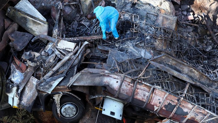 Bus Jemaat Paskah di Afsel Masuk Jurang, 45 Orang Tewas A view of the burnt remains of the bus that was taking Easter pilgrims from Botswana to Moria, following its crash near Mamatlakala in the northern province of Limpopo, South Africa March 29, 2024. REUTERS/Siphiwe Sibeko TPX IMAGES OF THE DAY