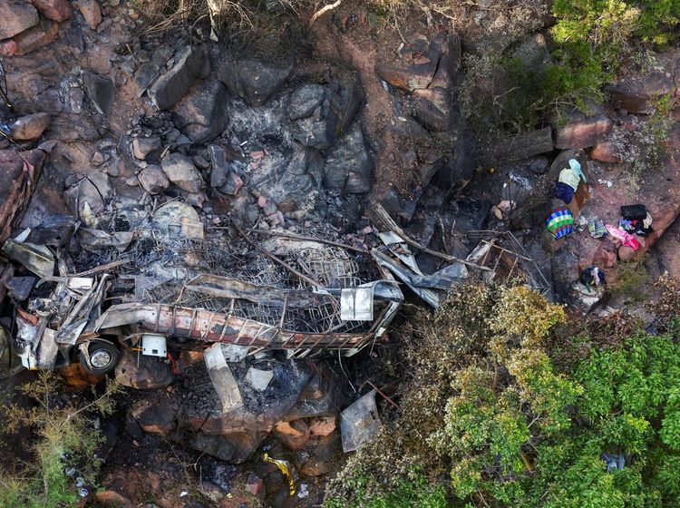Bus Jemaat Paskah di Afsel Masuk Jurang, 45 Orang Tewas