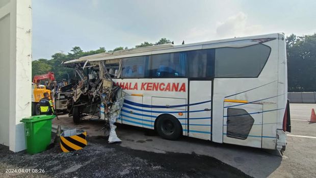 Kondisi bus Hino Pahala Kencana yang alami kecelakaan di Tol Tembalang, Semarang.
