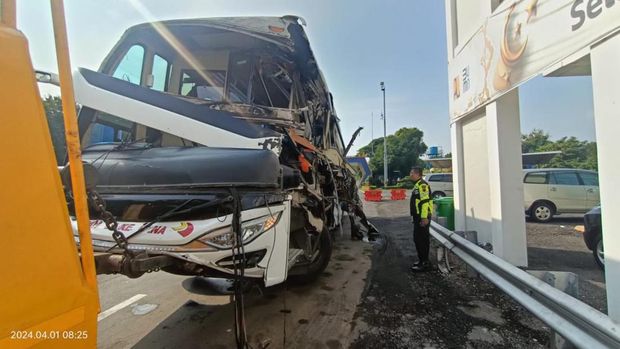 Kondisi bus Hino Pahala Kencana yang alami kecelakaan di Tol Tembalang, Semarang.