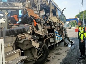 Ngeri! Penampakan Bus Pahala Kencana Usai Tabrak Truk di Tol Tembalang
